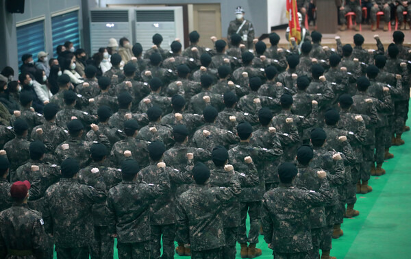 육군 한 부대에서 신병교육 수료식이 열리고 있다. 연합뉴스