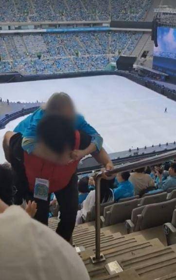 임영웅 공연 안내 요원이 어르신을 업고 자리로 이동하고 있다. 인터넷 영상 캡처