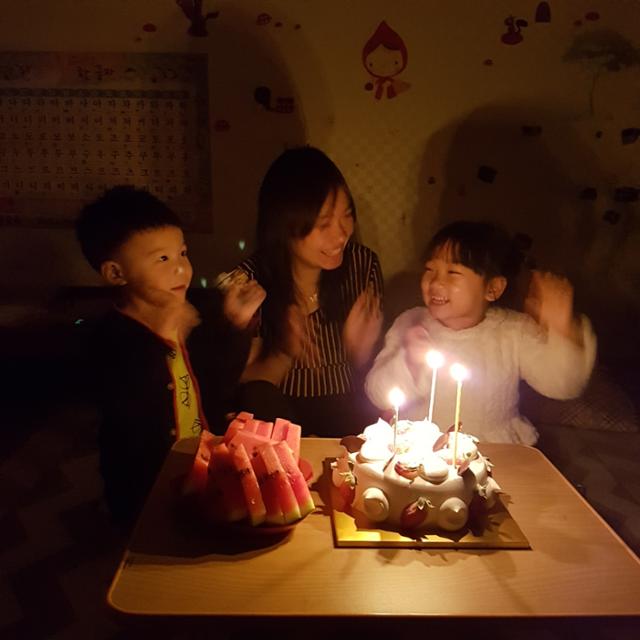 응우옌 반민허의 아내 응우옌 티루엔이 생전 큰딸, 둘째 아들과 함께 생일 잔치를 하는 모습. 응우옌 반민허 제공
