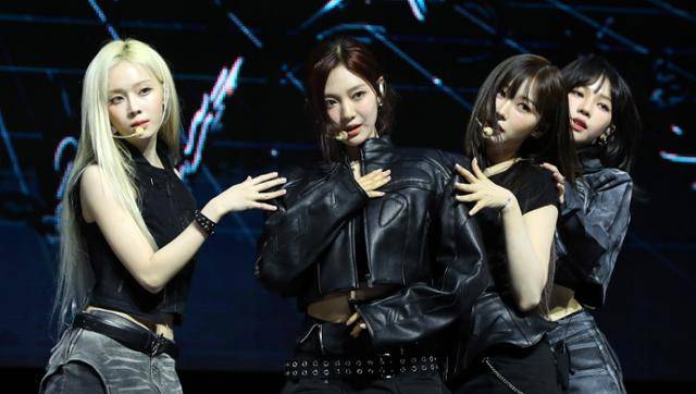 그룹 에스파가 27일 서울 용산구 한남동 블루스퀘어에서 열린 첫 정규 앨범 '아마겟돈' 발매 기념 쇼케이스에서 신곡 퍼포먼스 무대를 선보이고 있다. 뉴시스