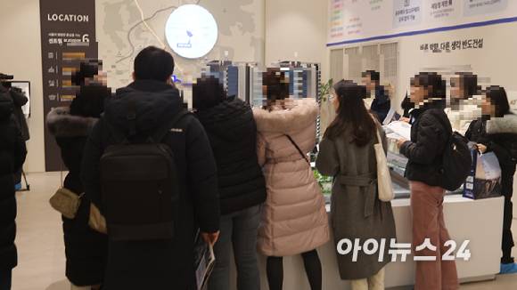 분양가가 가파르게 치솟는데도 서울 주요지역 아파트를 분양하는 때면 수많은 인파가 몰려 북적이기 일쑤다. 그만큼 충분한 공급이 이뤄지지 있고 있는 것이란 방증으로 풀이된다. 올해 초 서울 용산구 '경희궁 유보라' 견본주택 방문객들이 모형도를 보고 있다.