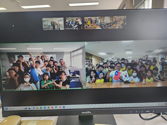 보목초와 대만 민주초 학생들이 온라인으로 국제교류수업을 실시하고 있다. [사진=제주특별자치도교육청]