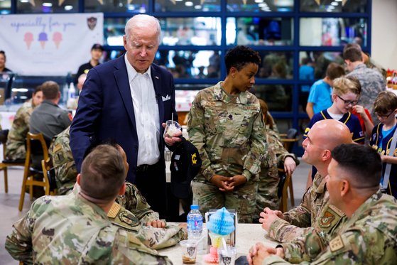 조 바이든 미국 대통령이 지난 2022년 5월 22일 평택시 오산 공군기지 항공우주작전본부(KAOC)를 방문해 주한 미군 장병들과 인사 나누고 있다. 로이터=연합뉴스