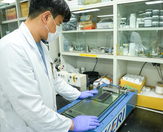 KERI 연구진이 리튬이온전지 음극(-) 극판 표면에 산화알루미늄을 부분 코팅하고 있다.