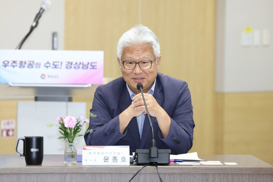 27일 경남도청 도정회의실에서 ‘우주항공청 개청에 바란다’ 주제로 열린 간담회에 발언 중인 윤종호 한국항공우주산업(주) 부사장. 사진 경남도