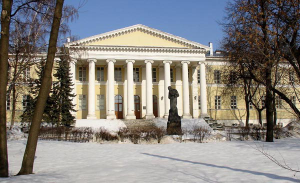 도스토옙스키가 태어나 어린 시절을 보낸 모스크바의 마린스키 자선 병원 건물. 이 건물 곁에 도스토옙스키의 박물관이 있다고 한다. 위키 백과