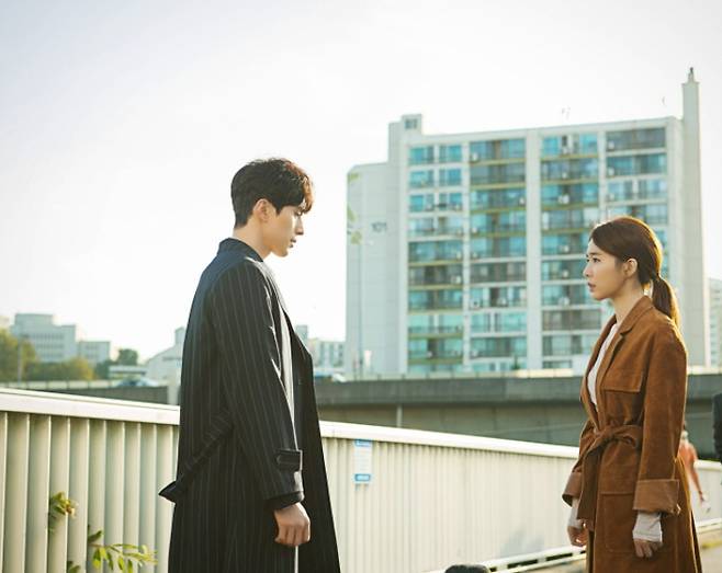 A scene from "Guardian: The Lonely and Great God," starring Lee Dong-wook (left) and Yoo Inna (tvN)