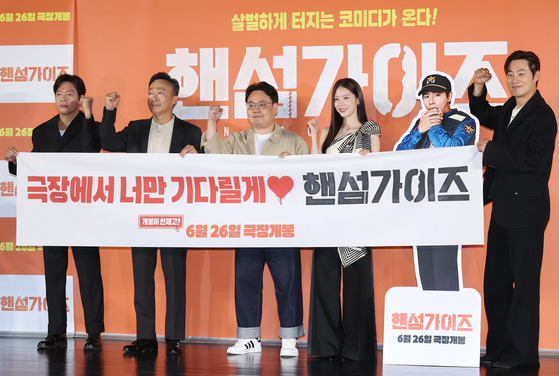 From left, actor Park Ji-hwan, actor Lee Sung-min, director Nam Dong-hyub, actor Gong Seung-yeon, a life-size cutout of actor Lee Kyoo-hyung and actor Lee Hee-jun pose for a photo at a press conference for the upcoming film ″Handsome Guys″ in Gwangjin District, eastern Seoul, on Monday. Actor Lee Kyoo-hyung could not attend the press conference due to personal health issues. [YONHAP]