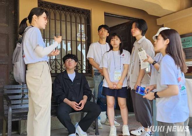 문화기행단 학생들이 인솔선생님과 일본과 한국 사이에서 벌어진 역사적 사실과 의미에 대해 대화를 나누고 있다. 사진=홍석원 기자