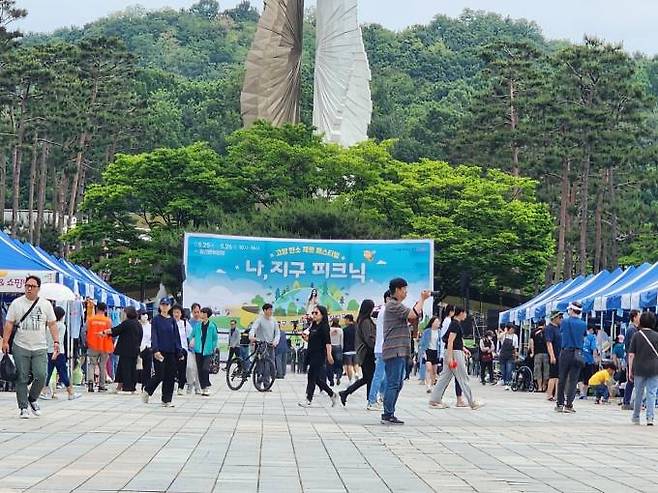 고양시 일산문화광장에서 열린 고양탄소제로 페스티벌 행사장 중앙 통로로 사람들이 지나다니고 있다.