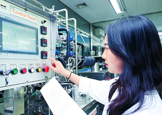 파일럿 플랜트 장비를 이용해 제품 개발 테스트를 하는 모습. 윤웅 기자