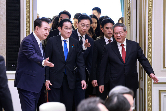 회의장으로… 윤석열 대통령이 27일 청와대 영빈관에서 열린 한·일·중 정상회의에 기시다 후미오(왼쪽 두 번째) 일본 총리, 리창(오른쪽) 중국 총리와 함께 입장하고 있다.  연합뉴스