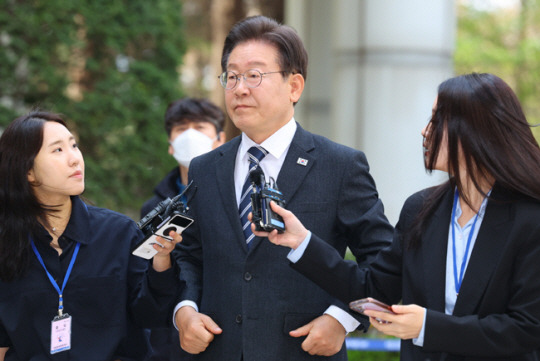 이재명 더불어민주당 대표가 지난달 12일 서울 서초구 서울중앙지법에서 열린 공직선거법 위반 혐의 1심 20차 공판에 출석하고 있다. 뉴시스