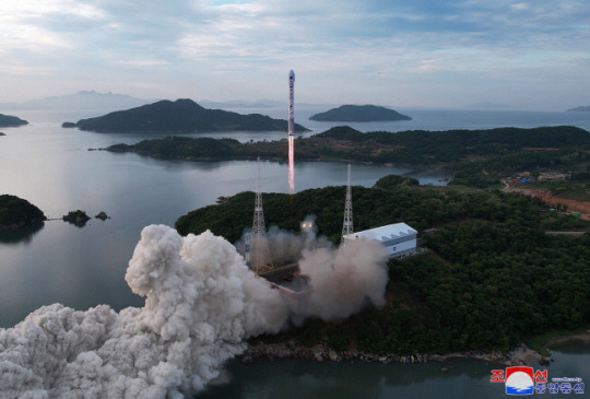 북한이 한·일·중 정상회의가 열리는 27일 일본 정부에 오는 6월 4일 이내에 인공위성을 발사하겠다고 통보했다. 사진은 지난 2023년 5월 31일 북한 평북 철산군 동창리 발사장에서 첫 군사정찰위성 ‘만리경 1호’가 발사되고 있는 모습. 연합뉴스