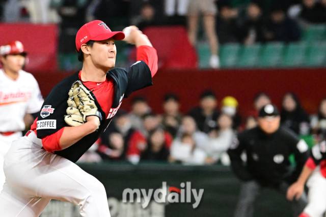 2024년 4월 17일 인천SSG랜더스필드에서 진행된 '2024 신한 SOL 뱅크 KBO 리그' 기아-SSG의 경기. 기아 곽도규가 6회초 구원 등판해 역투를 펼치고 있다./마이데일리