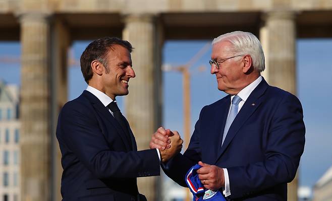 에마뉘엘 마크롱 프랑스 대통령(왼쪽)이 26일(현지시간) 독일을 국빈 방문해 프랑크발터 슈타인마이어 독일 대통령을 만났다. [EPA]