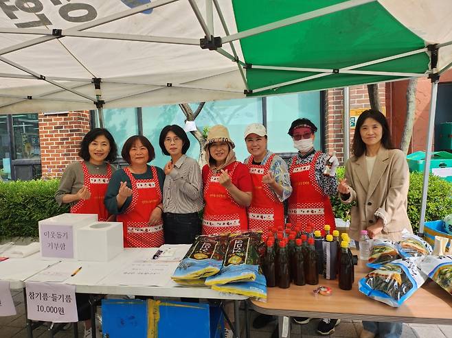 용인시 상현1동이 지난 24일 이웃돕기 성금 마련을 위해 중고물품 아나바다 행사를 열었다.