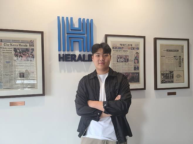 ‘대디&미 기타 콘서트(DAD&ME GUITAR CONCERT)’ 음악감독을 맡은 강승진 씨. 스무살의 버클리음대 음악도인 그는 생전 처음 음악감독을 맡아 떨린다면서도 연주자와 관객 모두가 즐기는 공연을 만들겠다고 했다. 헤럴드미디어에 내방한 강 음악감독이 포즈를 취하고 있다.