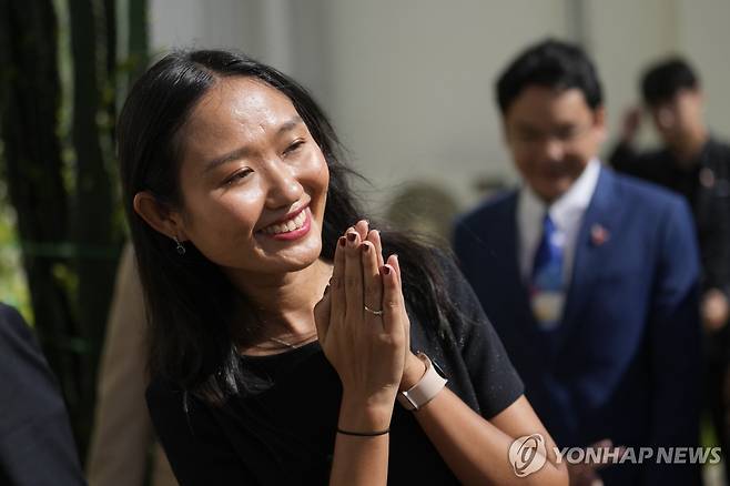 27일(현지시간) 태국 법원에서 왕실모독죄로 징역 2년형을 선고받고 보석으로 풀려난 야당 전진당(MFP) 소속 촌티차 쨍래우(31) 의원. 2024.5.27 [AP=연합]