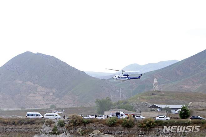 [아제르바이잔=AP/뉴시스] 지난 20일 이란 국영통신 IRNA가 제공한 사진에 에브라힘 라이시 이란 대통령이 탑승한 헬기가 이란과 아제르바이잔 국경 인근에서 이륙하고 있다. 2024.05.27.
