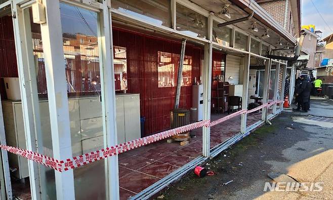 [파주=뉴시스] 송주현 기자 = 22일 오전 경기 파주시 연풍리 성매매집결지 내 불법 건축물에 대한 행정대집행이 진행되고 있다. 해당 사진은 기사 내용과 직접적인 관계없음. 2023.11.22 atia@newsis.com