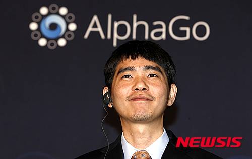 【서울=뉴시스】고승민 기자 = 이세돌 9단이 15일 오후 서울 광화문 포시즌스호텔에서 열린 이세돌 9단 대 구글 딥마인드 '알파고'와의 다섯번째 대국을 마친 뒤 기자회견을 하고 있다. 2016.03.15. photo@newsis.com