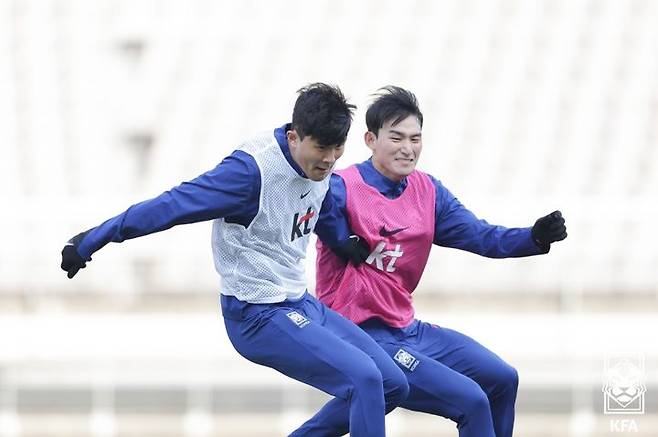 [서울=뉴시스]축구 국가대표 김민재와 조유민(오른쪽). (사진=대한축구협회 제공)