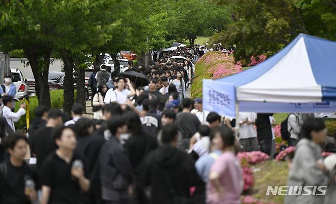 [광주=뉴시스] 박기웅 기자 = 27일 오후 광주 동구 조선대학교 대운동장 앞이 대동제 그라시아 개막식 축하공연 입장권(팔찌)를 받기 위한 재학생들로 인산인해를 이루고 있다. 이날 축하 공연에는 걸그룹 뉴진스 등 인기 가수들이 무대에 오른다는 소식이 전해지면서 수만명의 인파가 몰릴 것으로 예상, 관련 당국이 안전 사고 예방을 위해 대책 마련에 나섰다. 2024.05.27. pboxer@newsis.com