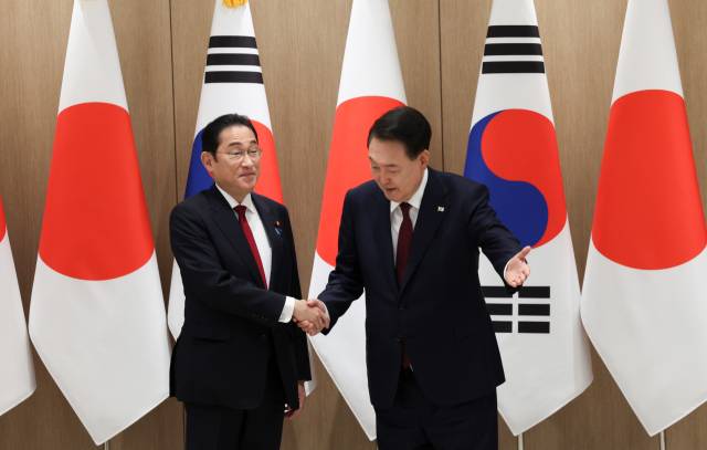 ▲윤석열 대통령이 26일 서울 용산 대통령실에서 열린 한일 정상회담에서 기시다 후미오 일본 총리와 악수를 마친 뒤 자리를 안내하고 있다. ⓒ연합뉴스