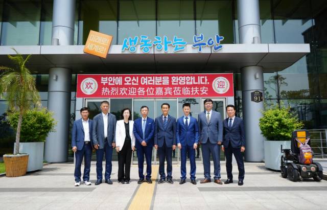 ▲전북자치도 부안군을 방문한 중국 크루즈선사와 여행사 관계자들이 전북과 부안의 크루즈 관광여건 등을 점검하기 위해 실사에 앞서 기념촬영을 하고 있다. ⓒ부안군