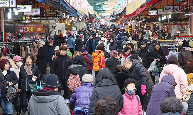 인천 남동구 모래내시장이 장을 보는 시민들로 붐비고 있다. 연합뉴스