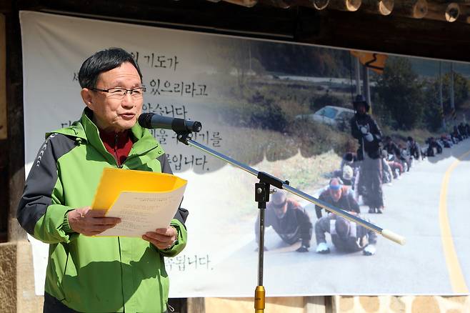 2009년 계룡산 신원사에서 시를 낭송하는 신경림 시인. 5월22일 타계했다. ⓒ시사IN 포토