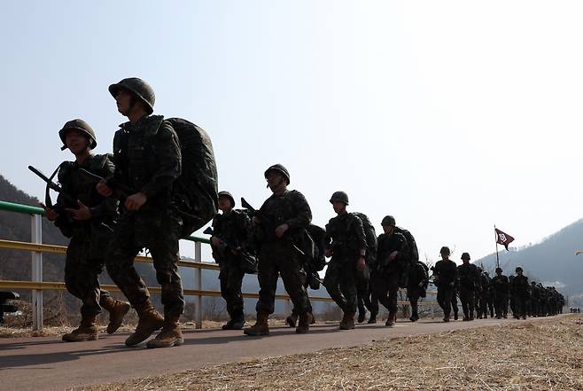 2023년 3월7일 강원 화천군 화천읍 상리에서 육군 장병들이 행군하고 있다. ⓒ 연합뉴스