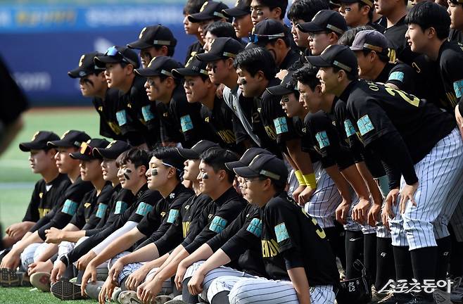 27일 서울 목동야구장에서 ‘제 78회 황금사자기 전국고교야구대회 겸 주말리그 왕중왕전(동아일보사·스포츠동아·대한야구소프트볼협회 공동주최)’ 덕수고와 서울컨벤션고의 4강 경기가 열렸다. 덕수고에 패하며 결승 진출에 실패한 컨벤션고 선수들이 기념촬영을 하고 있다. 목동 | 김민성 기자 marineboy@donga.com