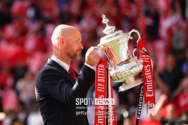 ▲ 텐하흐 감독은 26일 웸블리에서 열린 FA컵 결승전에서 맨체스터시티를 2-1로 꺾고 맨체스터 유나이티드에 값진 우승 트로피를 안겼다. 맨체스터 유나이티드는 통산 13번째 우승으로 역대 최다 우승 팀인 아스날(14회)과 차이를 좁혔다.