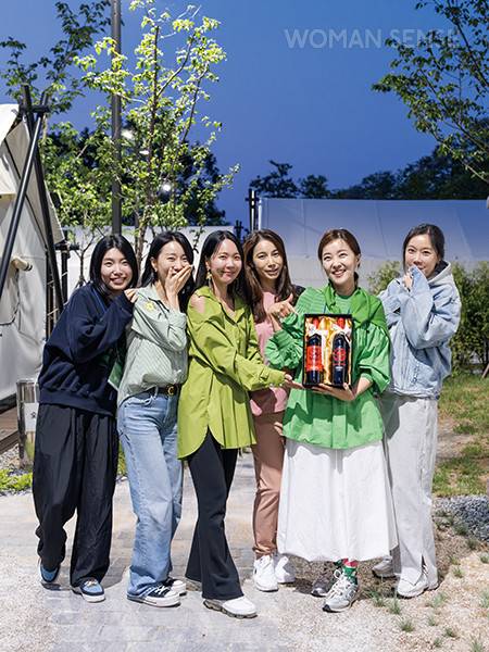 와인 선물을 받고 즐거워하는 요리 경연 대회 1등 조.
