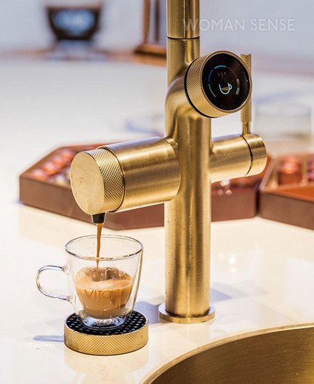 더 프라자 호텔과 안다즈에서도 사용하는 명품 수전 브랜드 ‘제시’에서 커피 메이커를 출시했다. 수도꼭지에서 커피가 나오는 신기한 경험!