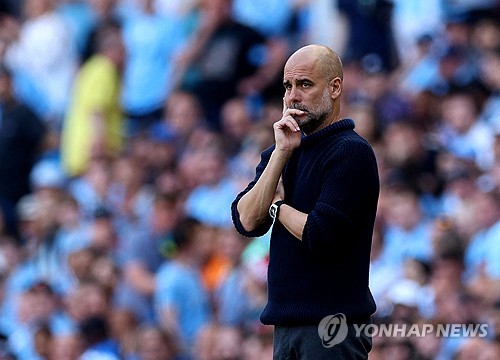 8년간 맨체스터 시티를 이끌며 다수의 프리미어리그(PL) 우승과 유럽축구연맹(UEFA) 챔피언스리그 우승을 비롯해 수많은 우승을 차지했던 펩 과르디올라 감독이 다음 시즌을 끝으로 맨체스터 시티를 떠난다는 소식이 전해졌다. 현지에서는 이번 시즌을 마지막으로 리버풀 지휘봉을 내려놓은 위르겐 클롭 감독이 그랬던 것처럼 과르디올라 감독 역시 장기간 팀을 지휘하는 동안 피로감을 느껴 지친 상태이고, 때문에 맨시티를 떠나는 걸 결정했다는 주장이 제기됐다. 사진 연합뉴스