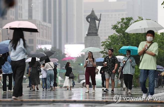 비 내리는 주말 (서울=연합뉴스) 류영석 기자 = 26일 오후 비가 내리는 서울 광화문광장에서 시민들이 우산을 쓴 채 걸어가고 있다. 2024.5.26 ondol@yna.co.kr