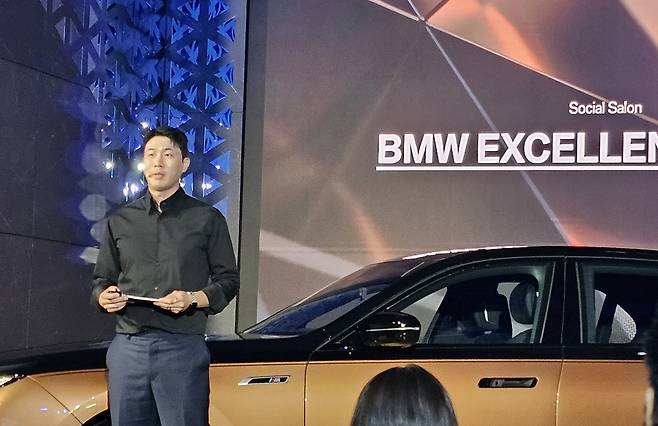 27일 BMW 엑셀런스 라운지 소개하는 김지선 BMW 마케팅부서 CRM(고객관계관리) 팀장 [촬영 임성호]