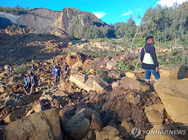 파푸아뉴기니 엥가주 산사태 현장에서 실종자를 수색하는 주민. [EPA 연합뉴스 자료사진. 재판매 및 DB 금지]