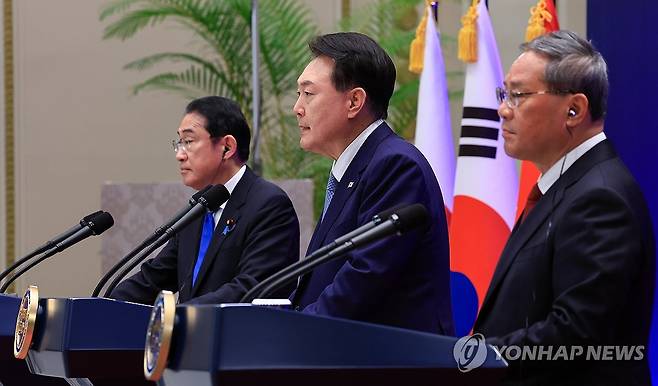 윤석열 대통령, 제9차 한일중 정상회의 공동기자회견 발언 (서울=연합뉴스) 홍해인 기자 = 윤석열 대통령이 27일 청와대 영빈관에서 열린 제9차 한일중 정상회의 공동기자회견에서 발언하고 있다. 왼쪽부터 기시다 후미오 일본 총리, 윤 대통령, 리창 중국 국무원 총리.  2024.5.27  [대통령실 제공. 재판매 및 DB 금지] hihong@yna.co.kr