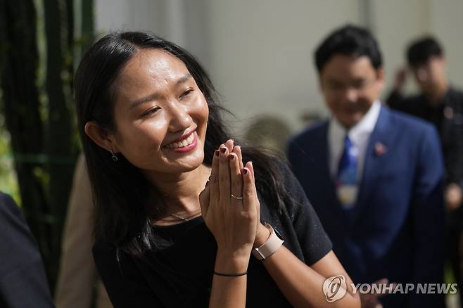 태국 30대 야당 의원, 왕실모독죄로 2년형 (방콕 AP=연합뉴스) 27일(현지시간) 태국 법원에서 왕실모독죄로 징역 2년형을 선고받고 보석으로 풀려난 야당 전진당(MFP) 소속 촌티차 쨍래우(31) 의원. 2024.5.27