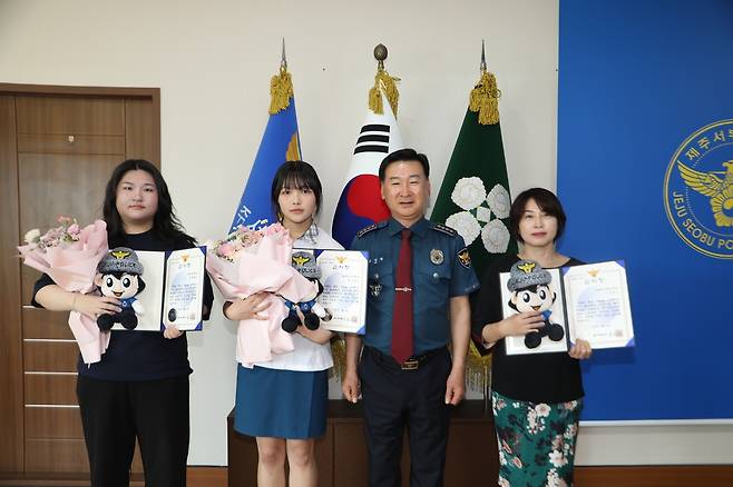 27일 감사장 수여식 [제주서부경찰서 제공. 재판매 및 DB 금지]