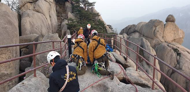 지난 4월 16일 설악 울산바위에서 특수산악구조대원들이 환자를 구하고 있다. (사진=국립공원공단)