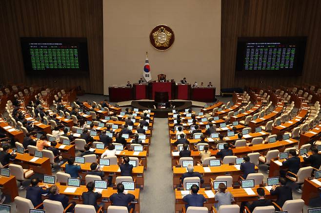 28일 서울 여의도 국회에서 열린 제414회국회(임시회) 제2차 본회의에서 전세사기 피해자 지원 및 주거안정에 관한 특별법 일부개정법률안(대안)이 재석 170인에 찬성 170인으로 가결되고 있다. (사진=뉴시스)