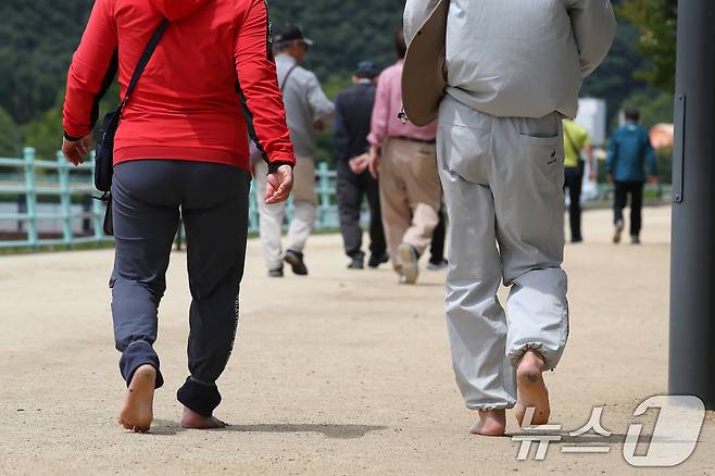 27일 오전 대구 수성구 수성못에서 시민들이 산책로를 따라 맨발로 걷고 있다. 2024.5.27/뉴스1 ⓒ News1 공정식 기자