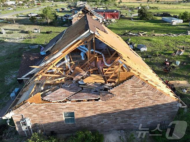 미국 텍사스주 밸리뷰에서 한 주택이 토네이도로 전파됐다. ⓒ AFP=뉴스1 ⓒ News1 정지윤 기자