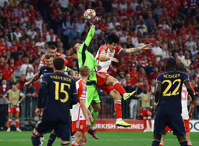 Soccer Football - Champions League - Semi Final - First Leg - Bayern Munich v Real Madrid - Allianz Arena, Munich, Germany - April 30, 2024 Real Madrid's Andriy Lunin in action with Bayern Munich's Kim Min-jae REUTERS/Kai Pfaffenbach







<저작권자(c) 연합뉴스, 무단 전재-재배포, AI 학습 및 활용 금지>