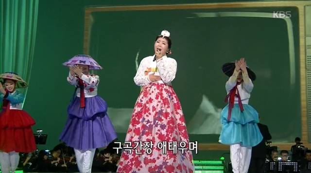 전미경은 최근 신곡 '미운남자' '동백섬에서'로 잔잔한 반응을 얻고 있다. '장녹수'는 지금도 시청자들 사이에 '다시 듣고 싶은 노래'로 늘 상위권 순위에 올라 KBS '가요무대'에 종종 출연하고 있다. /KBS1 '가요무대'